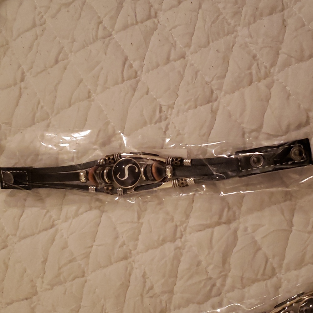 New Unisex PU Leather Bangle Bracelet. LETTER B